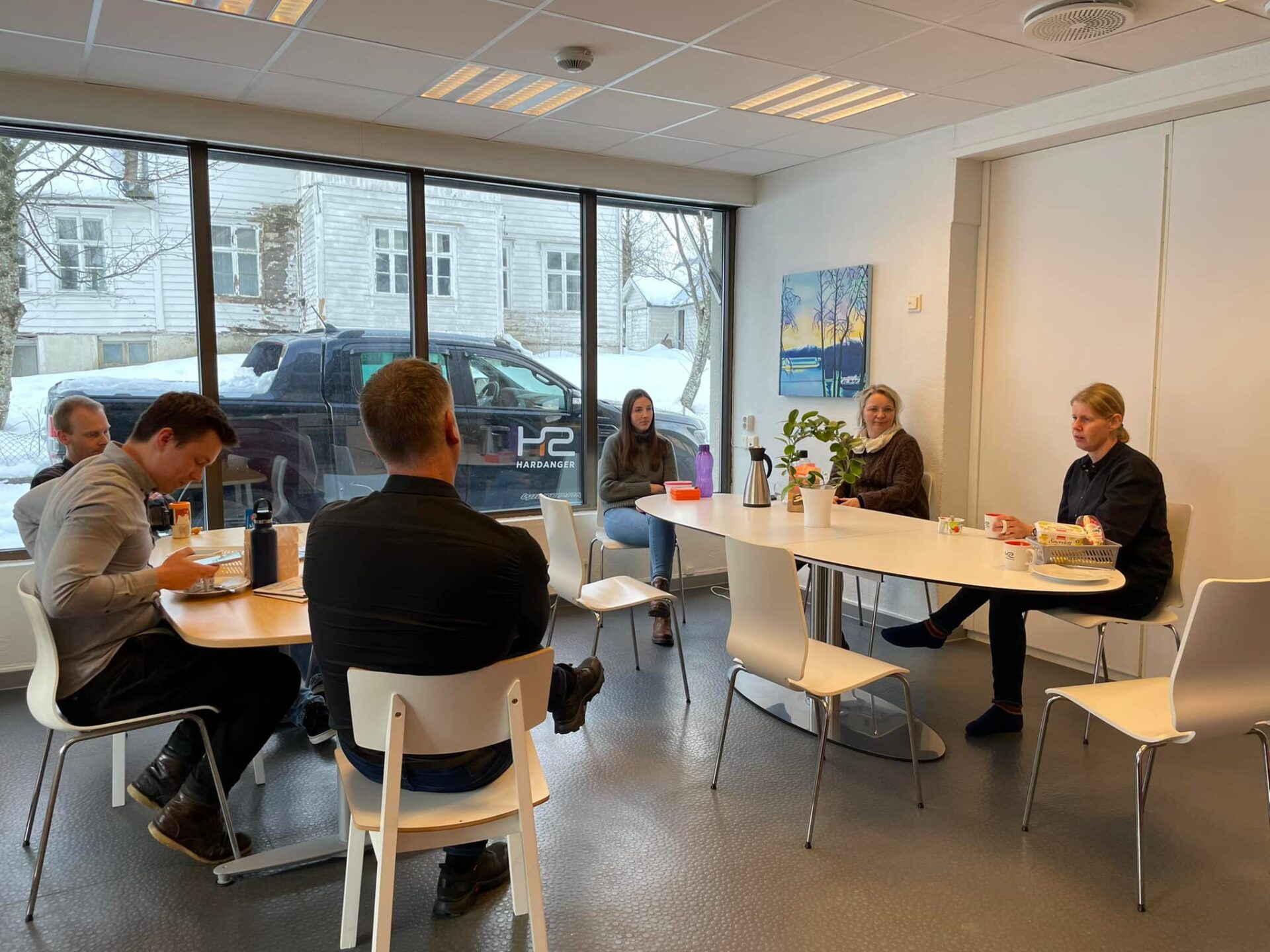 Kollegaer sitter og spiser lunsj