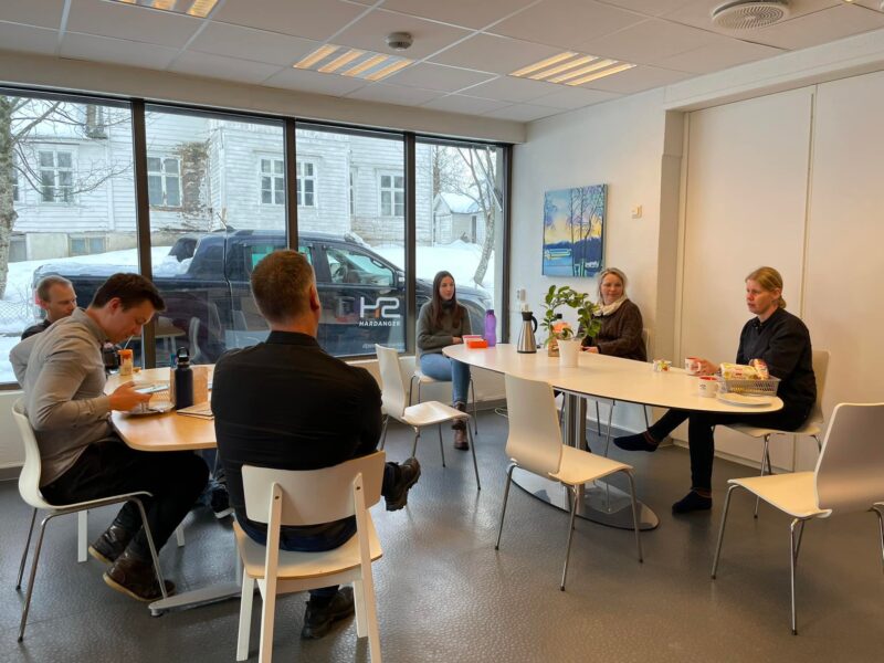 Kollegaer sitter og spiser lunsj