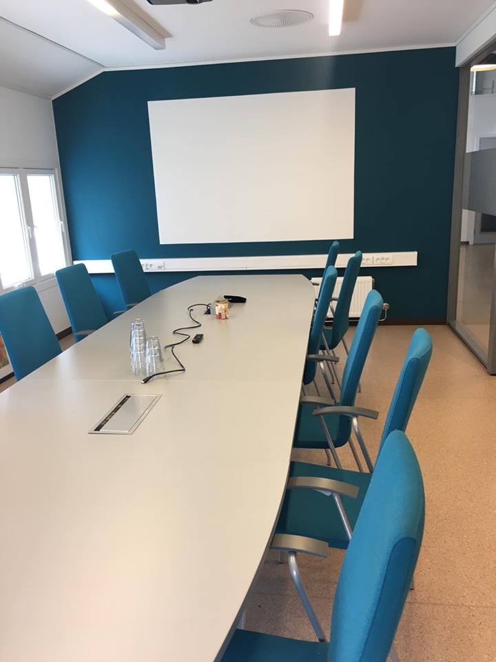 Møterom i Smeltedigelen med projektor og konferansebord